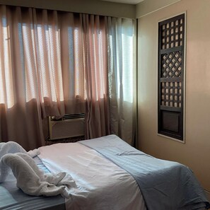 1 slaapkamer, een bureau, een strijkplank/strijkijzer, wifi