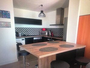 Een koelkast, een microgolfoven, een oven, een kookplaat