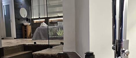 Un baño moderno con una bañera blanca grande, un grifo cromado elegante y un diseño minimalista.
