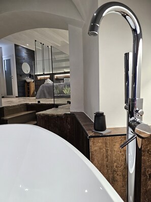 Deluxe Room | Bathroom | Deep soaking tub, rainfall showerhead, hair dryer, bidet - Binario1 Rooms (Barletta)