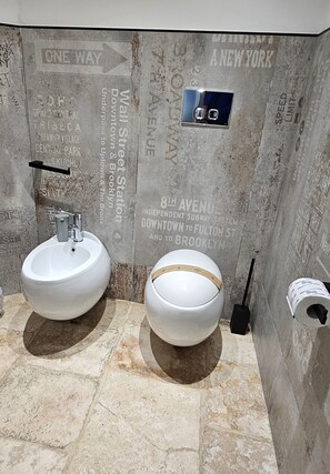 Habitación Deluxe | Baño | Bañera profunda, cabezal de ducha tipo lluvia, secador de pelo y bidé