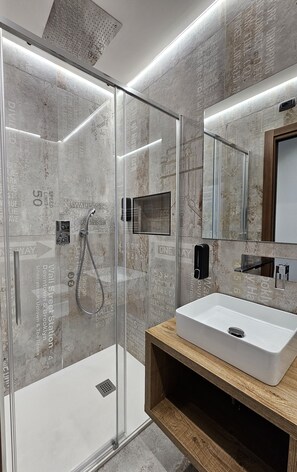 Superior-værelse | Badeværelse | Dybe badekar, brusehoved med spredningseffekt, hårtørrer, bidet