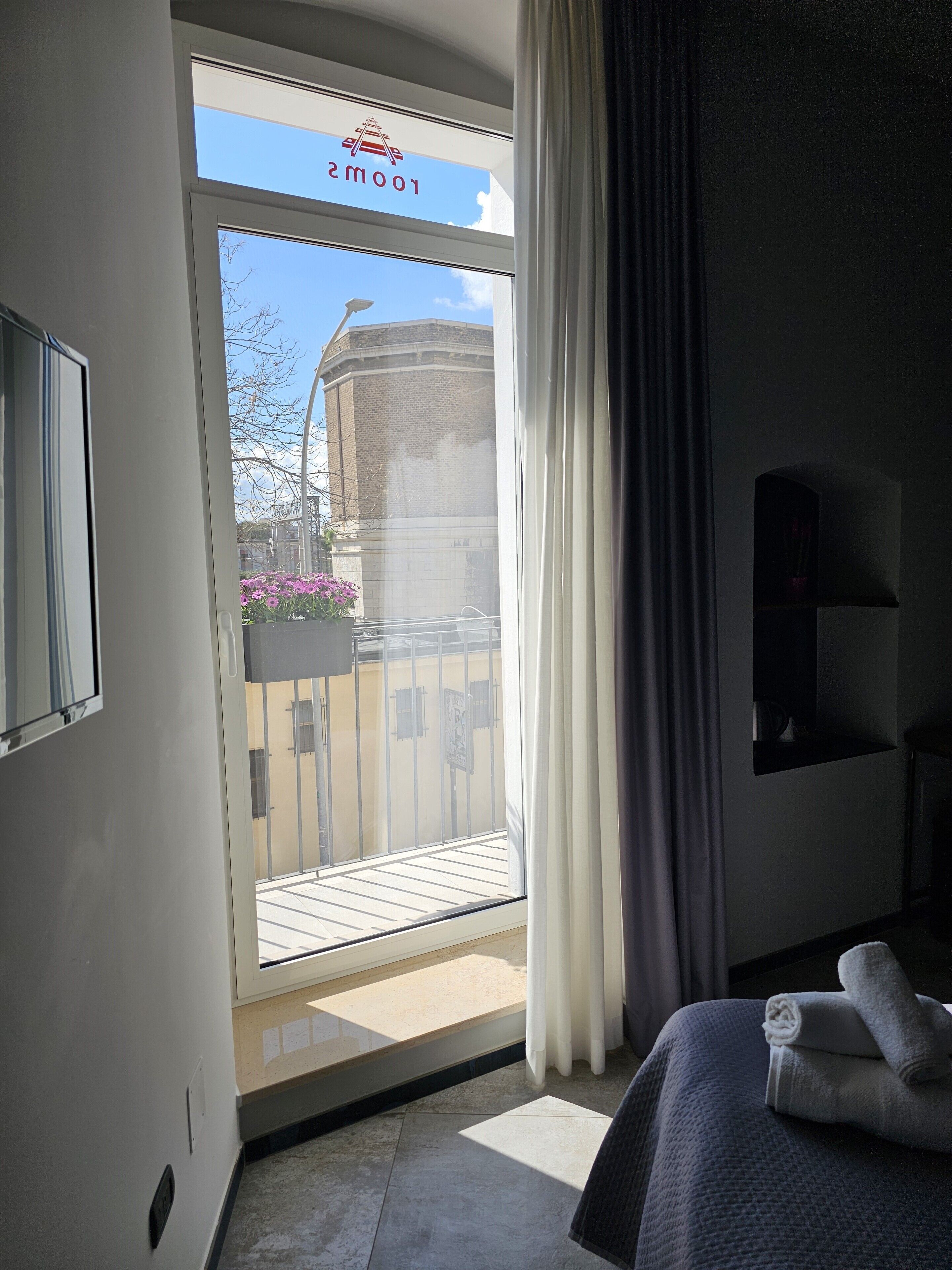 Ropa de cama de alta calidad, colchones con pillow-top y minibar 