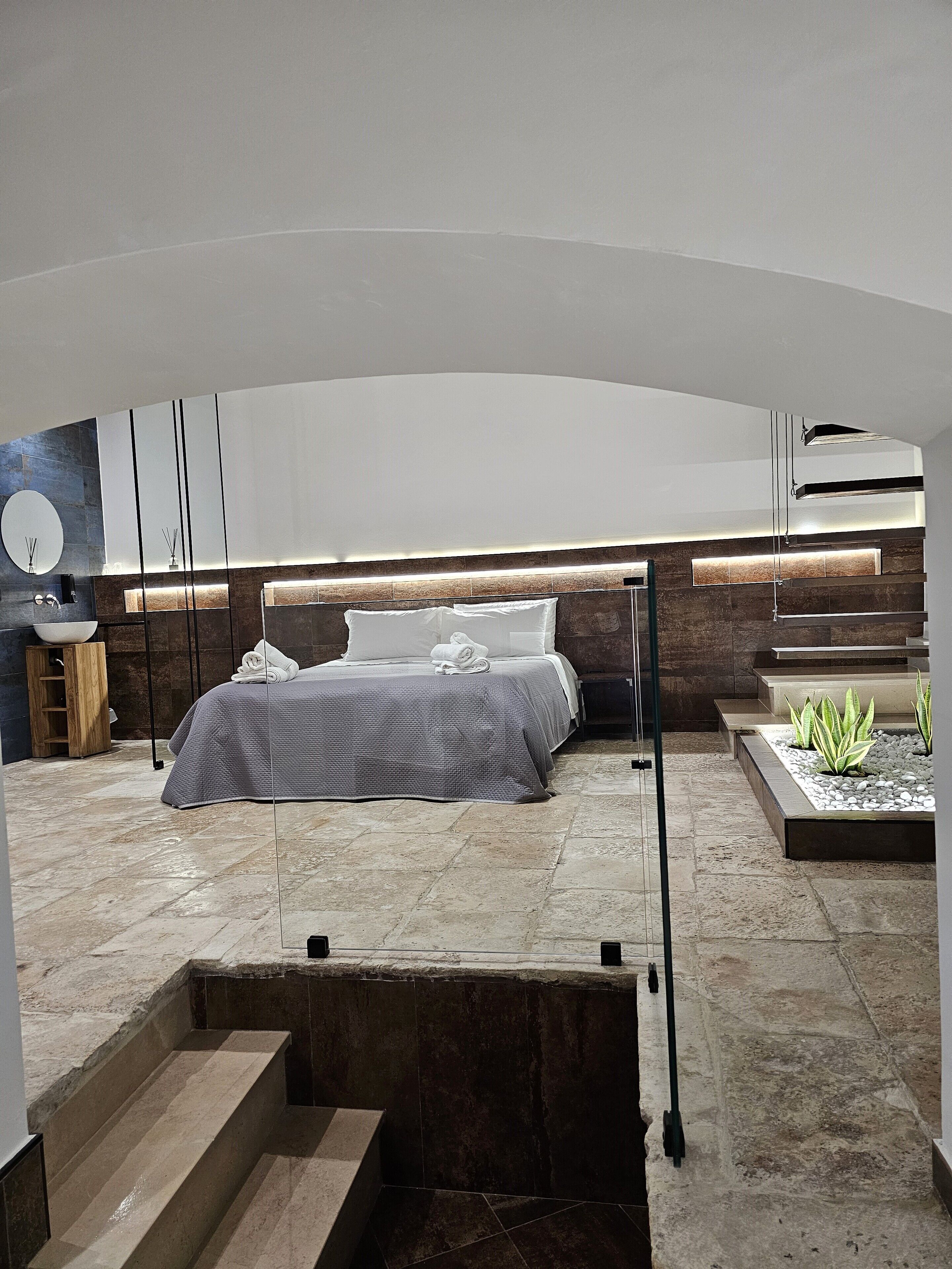 Deluxe Room | Premium bedding, pillowtop beds, minibar, desk