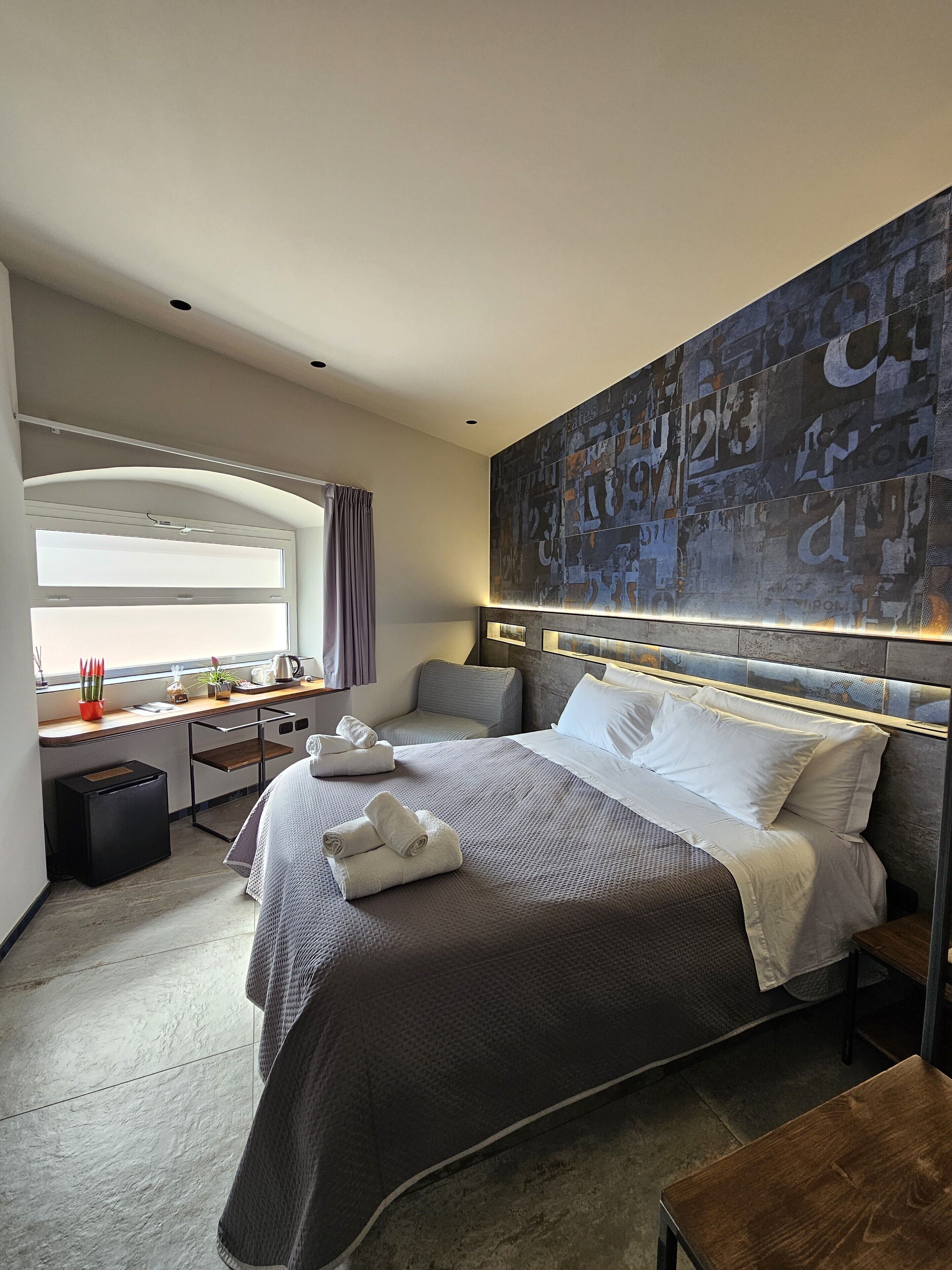 高级房 | 高档床上用品、加厚床垫、迷你吧、办公桌