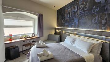 高级房 | 高档床上用品、加厚床垫、迷你吧、办公桌