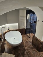 Quarto luxo | Banheiro | Banheira de imersão, chuveiro com efeito de chuva, secador de cabelo