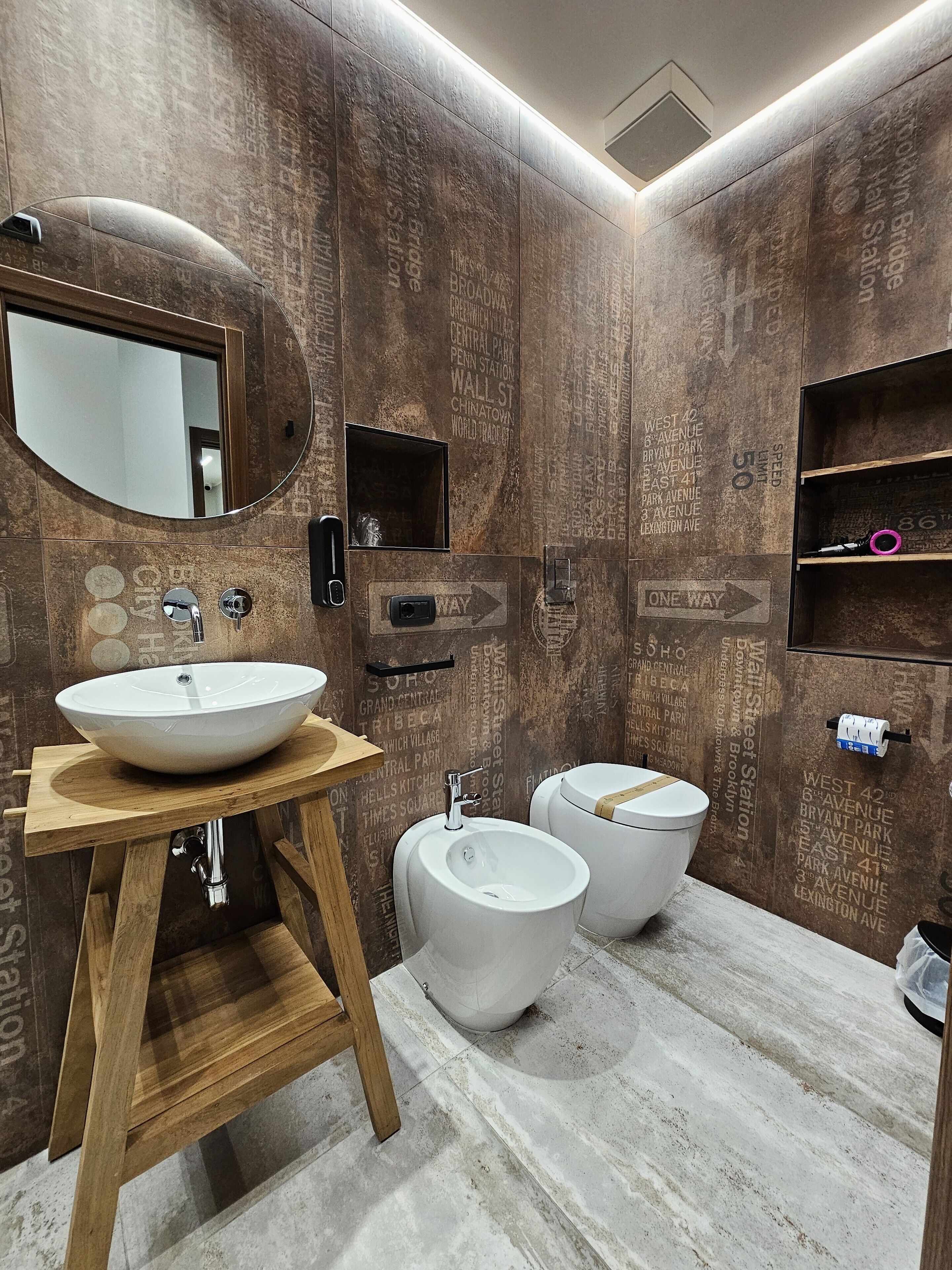 Bathtub besar, pancuran hujan, pengering rambut, dan kloset