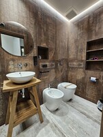 Bañera profunda, cabezal de ducha tipo lluvia, secador de pelo, bidet