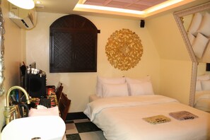 Premium kamer | Individueel gedecoreerd, een bureau, gratis wifi