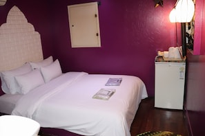 Habitación estándar | Decoración personalizada, escritorio y wifi gratis 