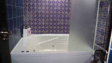 VIP Room | Bathroom | Free toiletries, hair dryer, bathrobes, slippers