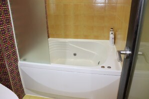 Royal kamer | Badkamer | Gratis toiletartikelen, een haardroger, badjassen, pantoffels