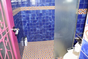 Habitación estándar | Baño | Amenidades de baño gratuitas, secadora de cabello, batas, pantuflas 