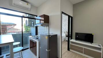 Fridge, stovetop, coffee/tea maker, electric kettle