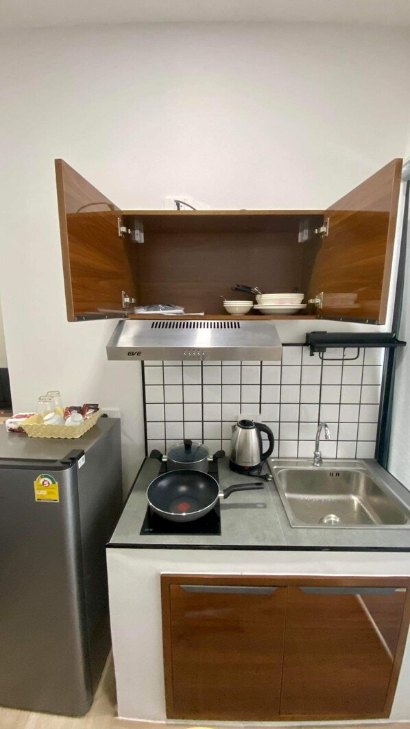 Refrigerador, placa de cocina, cafetera/tetera, tetera/pava eléctrica