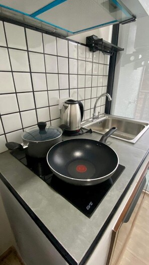 Comfort Apartment, Non Smoking, Kitchen | Private kitchen | Fridge, stovetop, coffee/tea maker, electric kettle - Phattharasaya Home (Udon Thani)