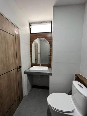 Ducha, cabezal de ducha tipo lluvia, toallas, jabón