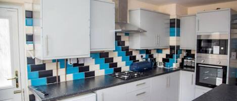 Casa | Cocina privada | Frigorífico, microondas, horno y placa de cocina