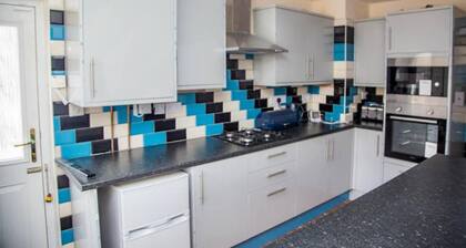 2bed House- Dudley-garden-wifi-tv