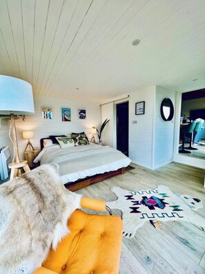 1 bedroom, iron/ironing board, WiFi, bed sheets - Brent lodge - luxury hill top living by the water (Newtownards)