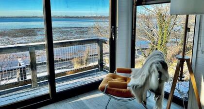 Brent lodge - luxury hill top living by the water