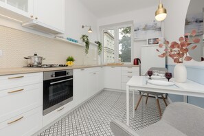 Mikrowelle, Ofen, Geschirrspüler, Wasserkocher