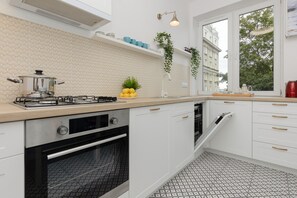 Mikrowelle, Ofen, Geschirrspüler, Wasserkocher