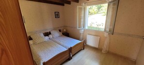 3 bedrooms, in-room safe, iron/ironing board, travel crib