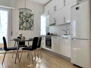 Frigorífico, placa de cocina, lavavajillas y cafetera o tetera