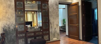 A tranquil sojourn in the heart of the city. A spacious duplex with large rooms.