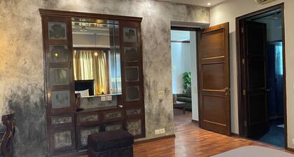 A tranquil sojourn in the heart of the city. A spacious duplex with large rooms.