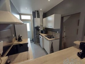 Een koelkast, een microgolfoven, een oven, een kookplaat