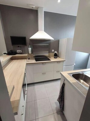 Een koelkast, een magnetron, een oven, een kookplaat