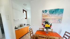 Leilighet, 2 soverom, terrasse, hageutsikt | Spisestue