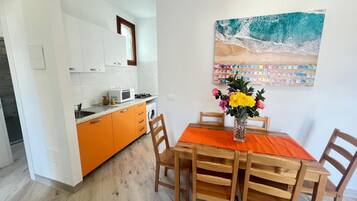 Apartment, 2 Bedrooms, Patio, Garden View | Dining room