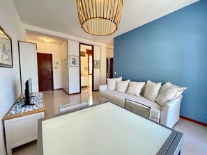 Departamento, 2 habitaciones, Terraza | Área de sala de estar