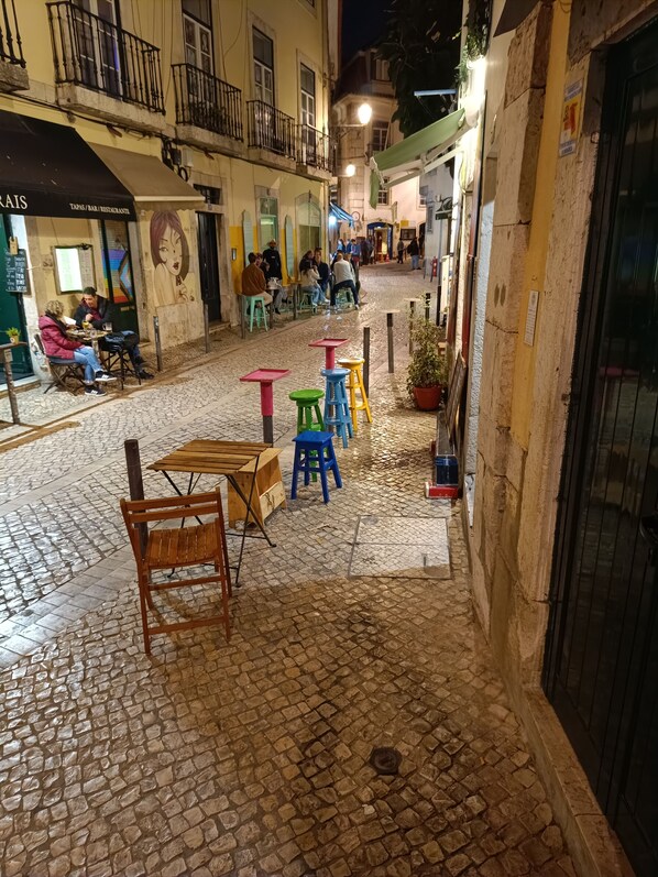 Outdoor dining - Prime Location, top/trendy street.At Castle hill/Baixa-Downtown, Family Friendly (Lisboa)