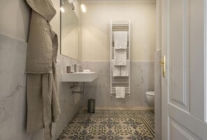 Dusche, Regendusche, Haartrockner, Bademäntel