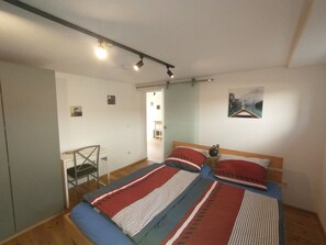 2 bedrooms, iron/ironing board, travel cot, WiFi - Chic dog-friendly apartment (Alsheim)