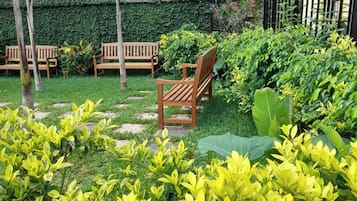 Deluxe-Apartment, 1 Schlafzimmer | Blick auf den Garten