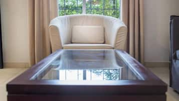 Deluxe-Apartment, 1 Schlafzimmer | Wohnzimmer | 32-Zoll-Flachbildfernseher mit Digitalempfang