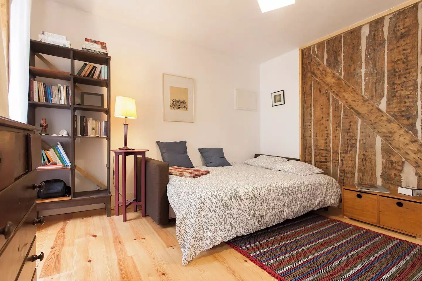 1 habitación, tabla de planchar con plancha y cuna de viaje 