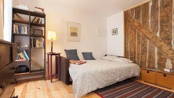 1 habitación, tabla de planchar con plancha y cuna de viaje