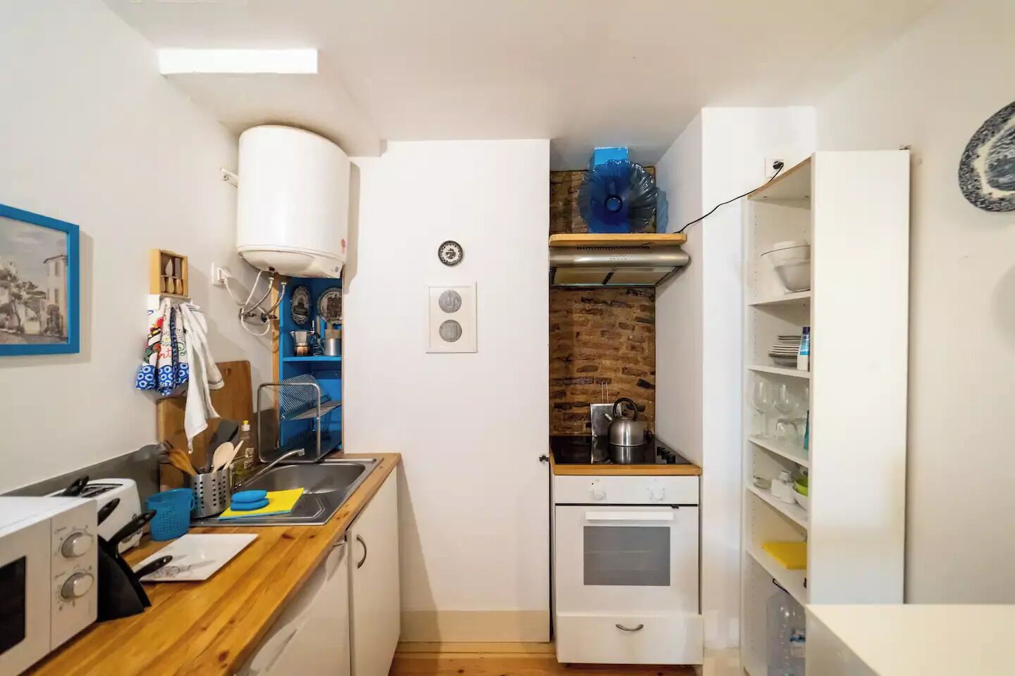 Refrigerador, microondas, horno y tetera eléctrica 