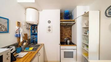 Refrigerador, microondas, horno y tetera eléctrica