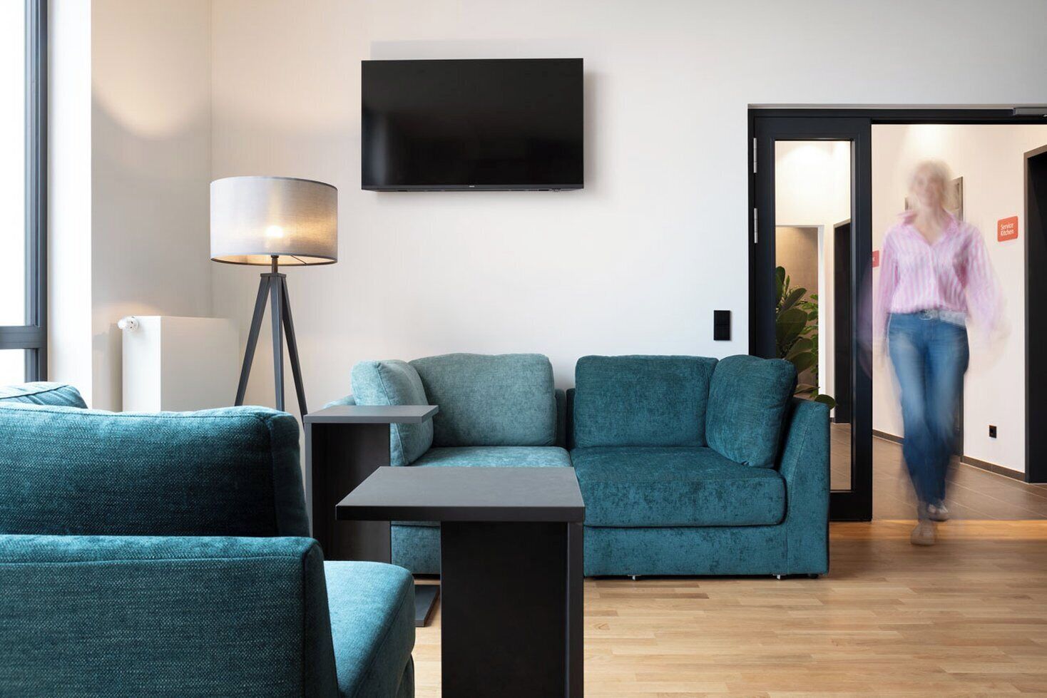 Edredón, escritorio, espacio para trabajar con laptop y insonorización 