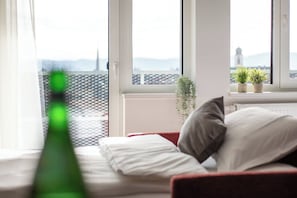 Cubrecamas, escritorio y espacio para trabajar con laptop