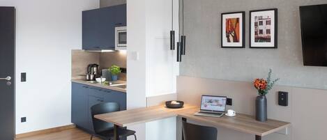 Amazing Apartment with balcony | 2 室のベッドルーム、羽毛の掛け布団、デスク、ノートパソコン用作業スペース