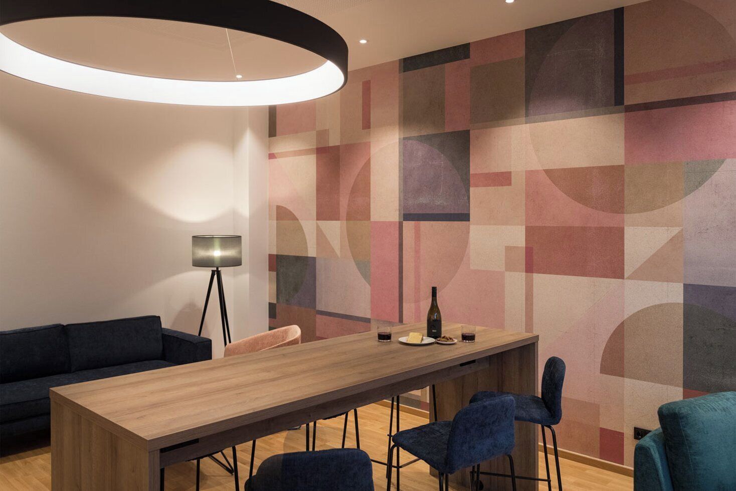 Un comedor moderno con una mesa de madera, sillas azules y un papel tapiz de diseño geométrico.